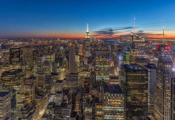An aerial view of the beautiful city of New York with high skyscrapers illuminated at night - Foto, Imagem