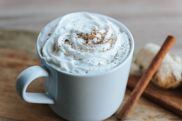 A closeup shot of a cup of hot chocolate on the wooden background - Foto, Imagem