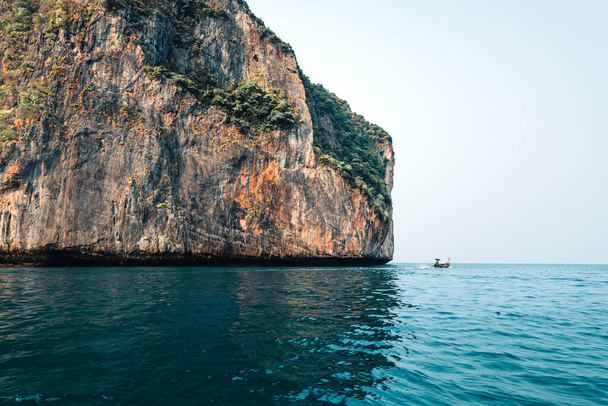 Viaje en barco de cola larga en las islas Phi Phi, en el verano en la isla - Foto, Imagen