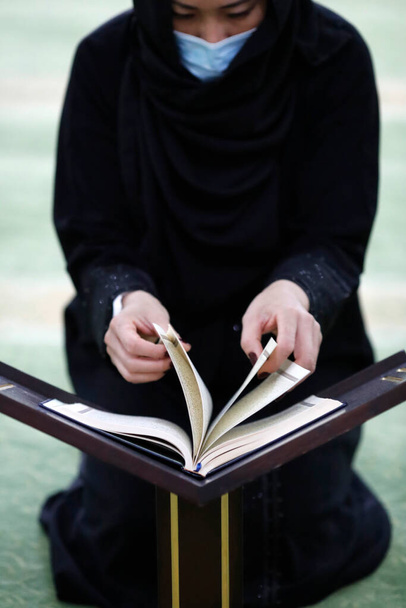 Muslimka čte vznešený Korán v mešitě. Dubaj. Spojené arabské emiráty - Fotografie, Obrázek