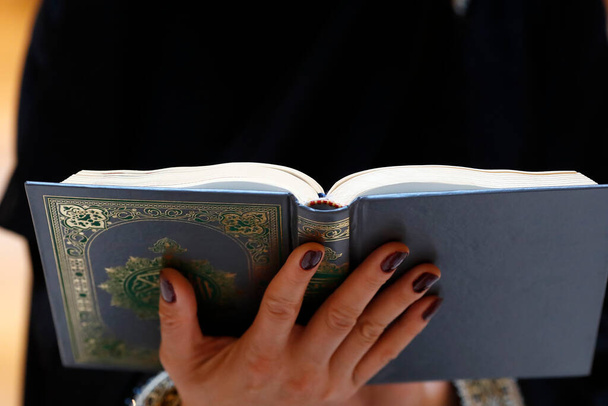 Muszlim nő olvassa a nemes Koránt. Egyesült Arab Emírségek - Fotó, kép