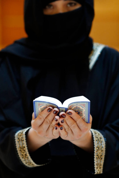 Muslimka čte vznešeného Korána. Spojené arabské emiráty - Fotografie, Obrázek