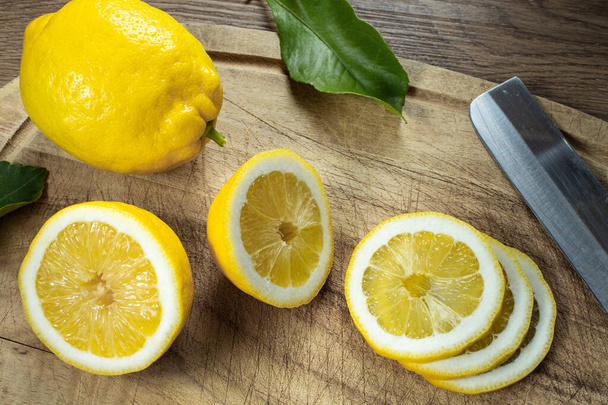  Zitronenscheiben in Großaufnahme, auf einem hölzernen Hintergrund. Bio-Lebensmittel. Hochwertiges Foto - Foto, Bild