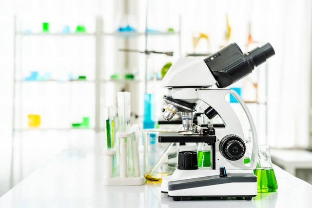 Πολύχρωμες σειρές δοκιμαστικών λυχνιών εργαστηρίου ή τάξης και μικροσκόπιο με μεταλλικό φακό, επιστήμη και εκπαίδευση. Επιστημονικό πείραμα, Ερευνητής, Έννοια ιατρικού ή επιστημονικού εργαστηρίου, - Φωτογραφία, εικόνα