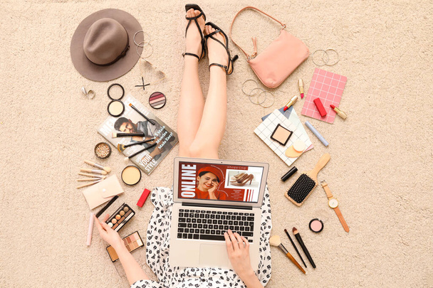 Mujer con portátil y accesorios de compras en línea en alfombra beige - Foto, Imagen
