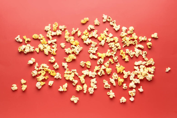 Crispy popcorn on red background - Fotoğraf, Görsel