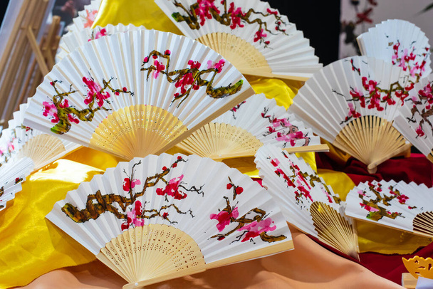 Bunte chinesische nationale traditionelle Regenschirme beim Festival des Orients, 18.02.2023, Brescia, Italien. Hochwertiges Foto - Foto, Bild