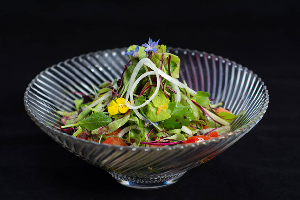 ensalada de hojas verde en carta de restaurant - Foto, immagini