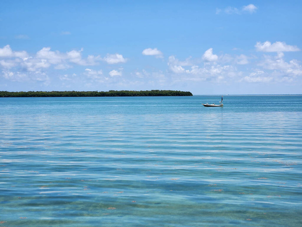 Distant flats fisherman off Tavernier Key in Florida Keys, Florida on calm sunny afternoon. - Foto, Bild