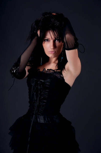 Портрет чуттєвої дівчини в чорному корсеті, бурлеск, готика
 - Фото, зображення