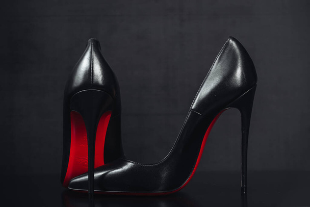 Milaan, Italië - april 2023: stilleven van de iconische schoenen Louboutin model So Kate 120 - Foto, afbeelding