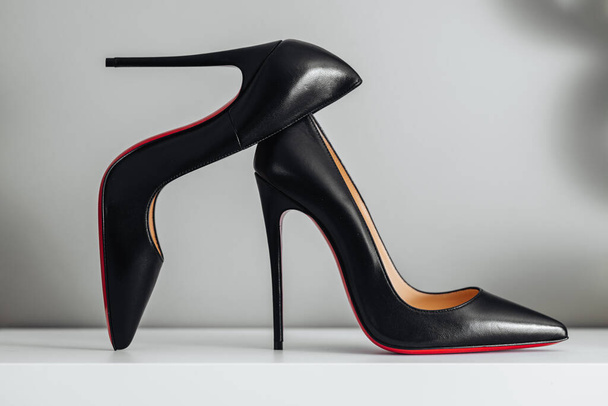 Milano, Italia huhtikuu 2023: asetelma ikonin kengät Louboutin malli Joten Kate 120 - Valokuva, kuva