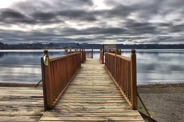 Molo di legno al lago di Llanquihue a Puerto Octay, Cile - Foto, immagini