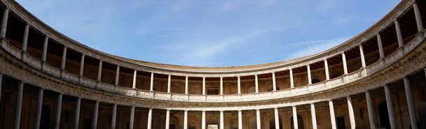 Terrasse ronde dans le Palais de Charles V à Alhambra, Grenade, Espagne - Photo, image
