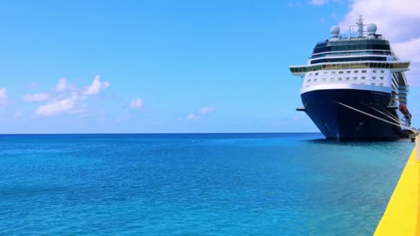 Karayip tatilinde Saint Croix Frederiksted ABD Virjin Adaları 'nda seyir gemisi. - Video, Çekim