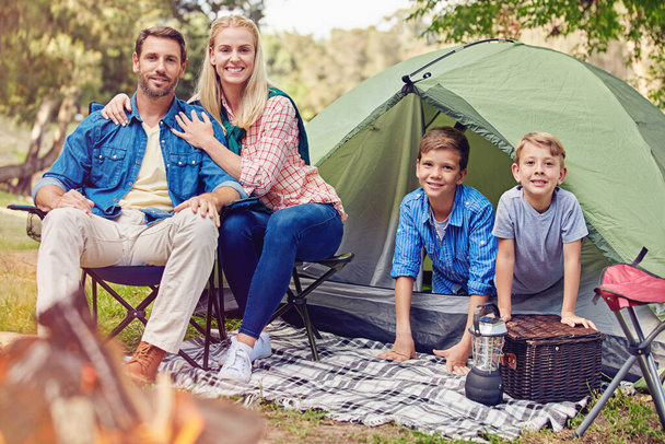 We love our camping trips. a family of four camping in the woods - Foto, Bild