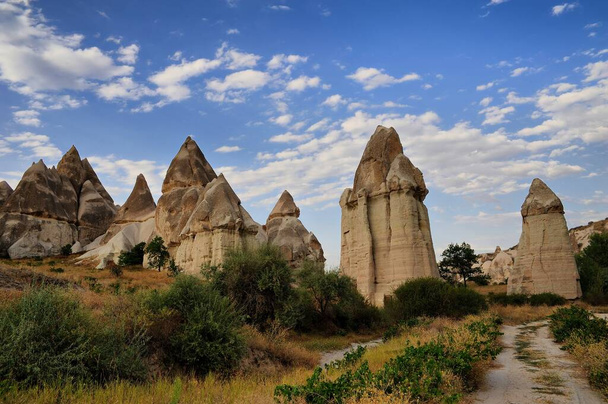 Large-scale panoramic view of Cappadocia, natural geological formations of extraordinary beauty. Famous touristic destination in Turkey - Foto, afbeelding