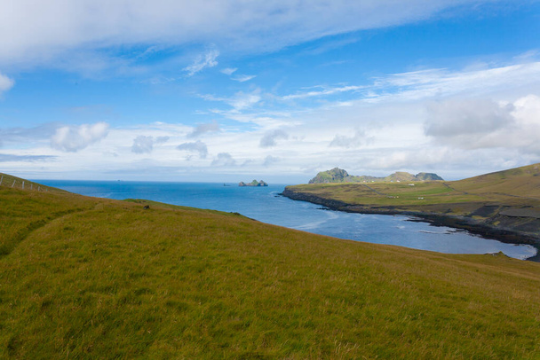 背景に群島島と西マン諸島のビーチビュー。アイスランドの風景。 ｜Vestmannaeyjar - 写真・画像