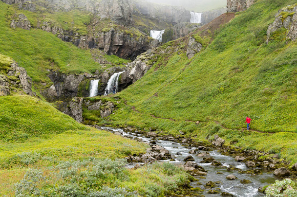 klifbrekkufossar fällt in der Sommersaison Ansicht, Island. Isländische Landschaft. - Foto, Bild