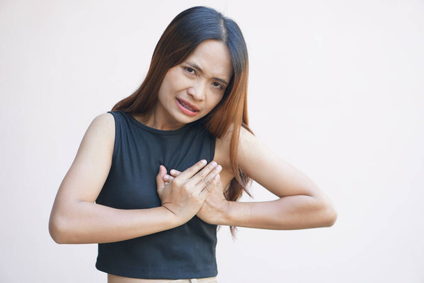 У азиатских женщин напряжение в груди. - Фото, изображение