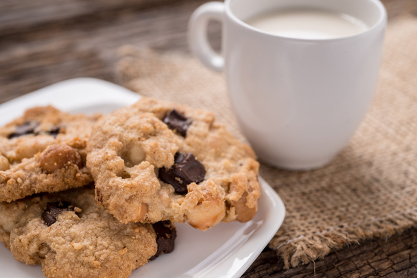 Stack of Chocolate chip cookie and glass of milk - Foto, Imagem