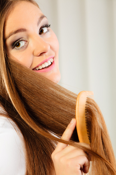 Woman  combing her hair - Foto, Imagem