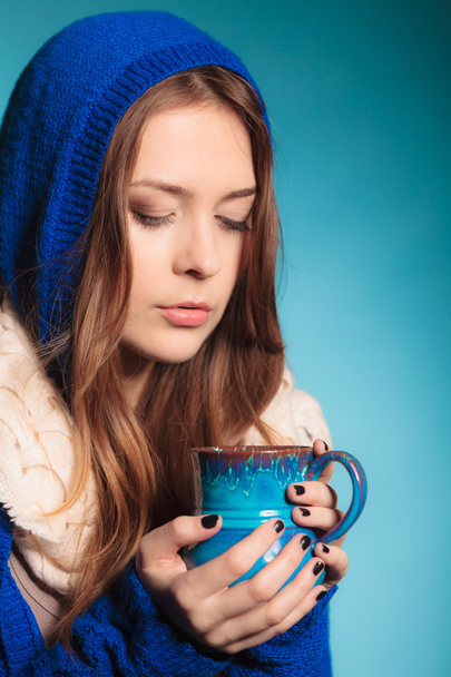Teen girl holding blue mug - Foto, Imagen