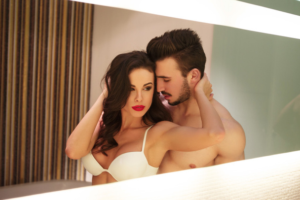 Сексуальная молодая пара в зеркале дома
 - Фото, изображение