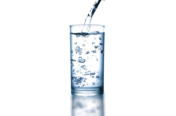 Tiszta víz a jó egészség érdekében. Friss tiszta vizet öntök egy pohárba. Egészség és diéta koncepció. Életmód Egészségügy és Szépség. - Fotó, kép