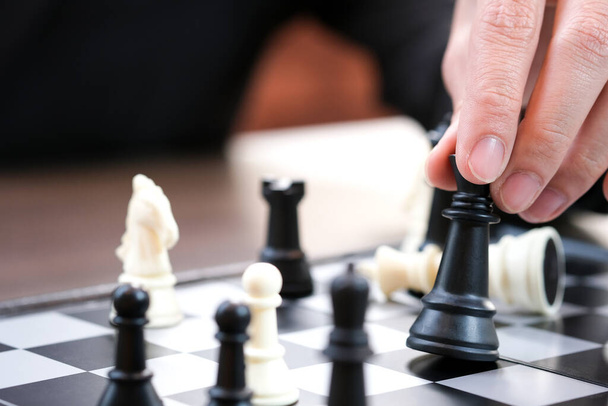Die Hände der Menschen am Wettbewerb und die strategischen Planungsrichtlinien am Schachbrett. Erfolgreich - Foto, Bild