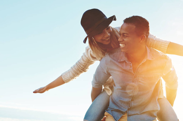 Vamos a ir a cualquier lugar, siempre y cuando su juntos. una feliz pareja joven disfrutando de un paseo a cuestas al aire libre - Foto, Imagen