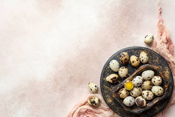 Ovos de codorna frescos em uma chapa de madeira. Comida saudável. Vista de cima - Foto, Imagem