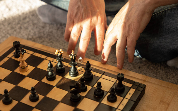 チェスゲームとチェスボードの近くのメンズ手は、ゲームの概念。高品質の写真 - 写真・画像