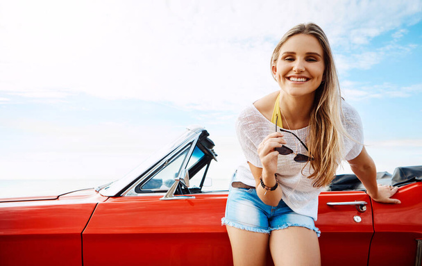 Nothing more needed. a happy young woman enjoying a summers road trip - Foto, imagen