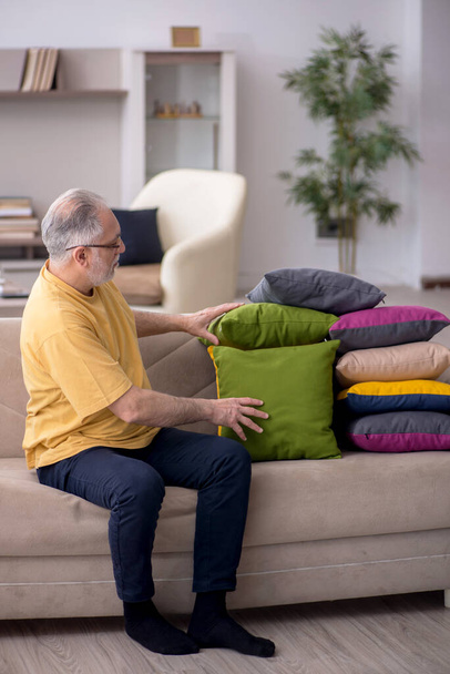 Hombre viejo con muchas almohadas en casa - Foto, Imagen