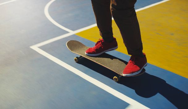 Вдосконалення вашого балансу є складною частиною. невпізнаваний чоловік робить трюки на скейтборді в скейтборді
 - Фото, зображення