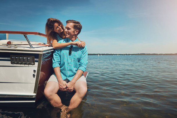 Ты плаваешь на моей лодке, детка. молодая пара, проводящая время вместе на яхте - Фото, изображение