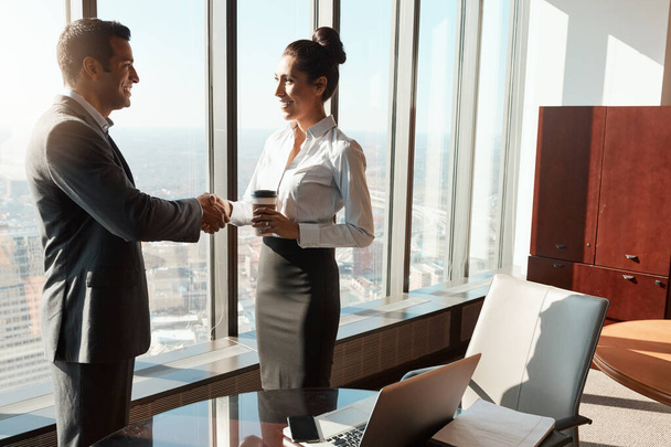 ビジネス接続を拡大し、成功が拡大するのを見てください。2人のビジネスマンがオフィスで握手をし - 写真・画像