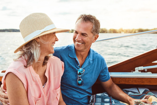 Vamos a empezar esta jubilación. una pareja madura disfrutando de un relajante paseo en barco - Foto, imagen