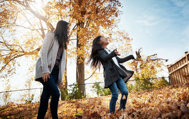 Podzimní dny jsou pro tanec mezi životy. rozkošná holčička si užívá podzimní den venku - Fotografie, Obrázek
