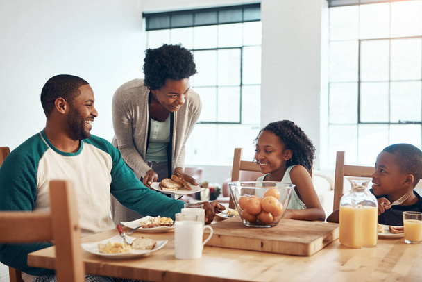 Утро может быть приятным во время завтрака с семьей. семья, завтракающая вместе дома - Фото, изображение