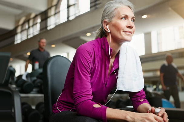 Спіймати дихання під час тренувань буде для кращої фізичної підготовки. Портрет щасливої старшої жінки, яка відпочиває від тренування в спортзалі
 - Фото, зображення