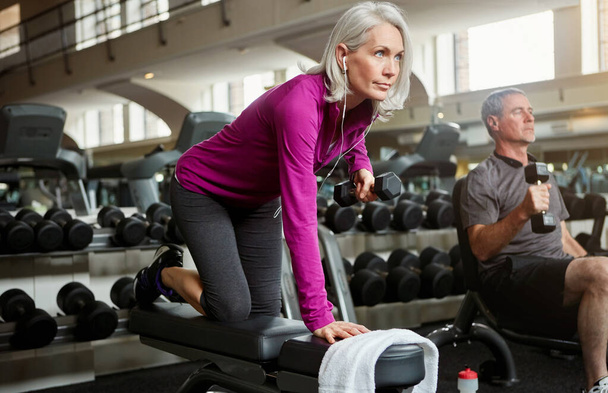Jestli chceš být fit, nevzdávej to. starší manželé spolu cvičí v tělocvičně - Fotografie, Obrázek