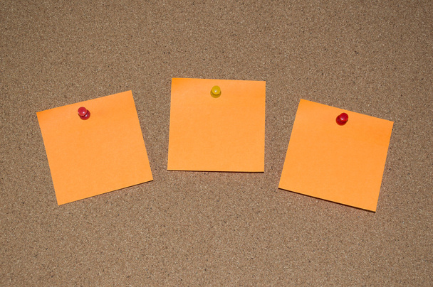 Tre Orange Post Appunti su una tavola di sughero
 - Foto, immagini