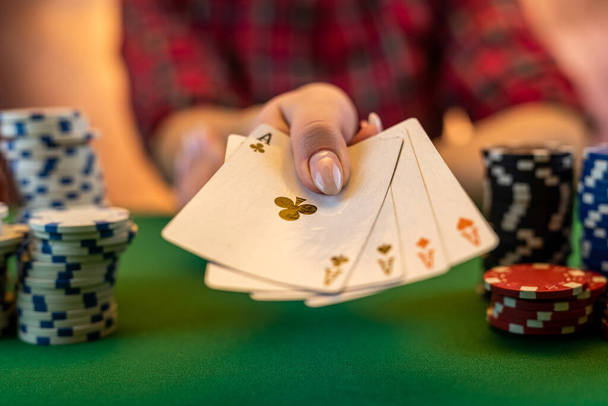 обрізаний портрет молодої дівчини, яка грає чоловічу гру за покерним столом. концепція гри в покер. великий куш ізольований
 - Фото, зображення