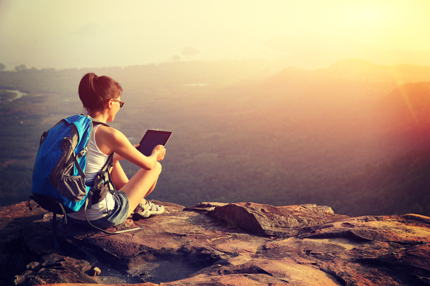 Hiker on mountain top with tablet pc - Foto, Imagem