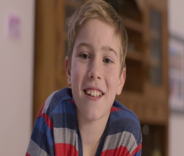 Szczęśliwy młody chłopiec o wideo rozmowy, widzianych z punktu widzenia obliczeń - Materiał filmowy, wideo