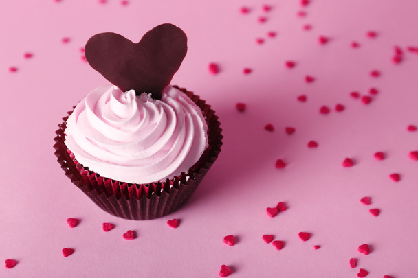 Delicious Valentine Day cupcake on pink background - Fotografie, Obrázek
