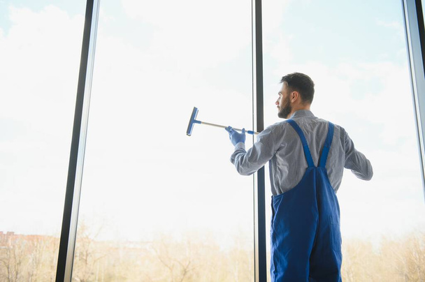 worker cleaning windows service on high rise building. - Φωτογραφία, εικόνα