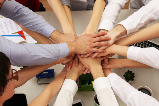 vereinte Hände des Business-Teams am Arbeitsplatz Hintergrundansicht - Foto, Bild